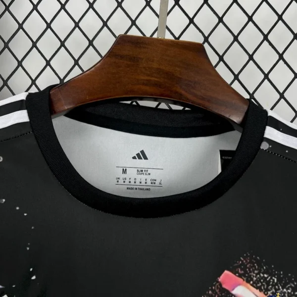Camiseta Louis Vuitton negra y colorida del Real Madrid 2025/26 - Image 3