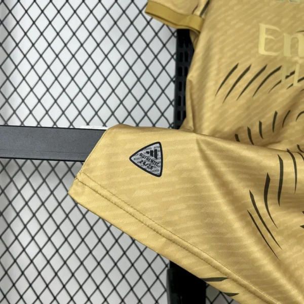 Camiseta entrenamiento dorada del Real Madrid 2025/26 - Image 5