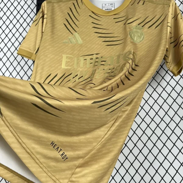 Camiseta entrenamiento dorada del Real Madrid 2025/26 - Image 4
