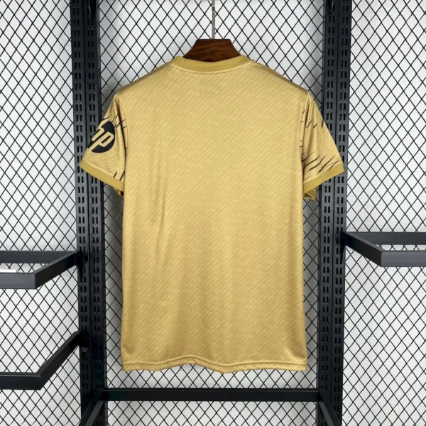 Camiseta entrenamiento dorada del Real Madrid 2025/26 - Image 6