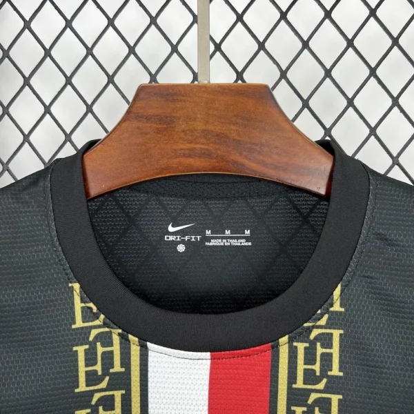 Camiseta del Paris Saint Germain 2025/26 Edición Negra y Dorada. - Image 5