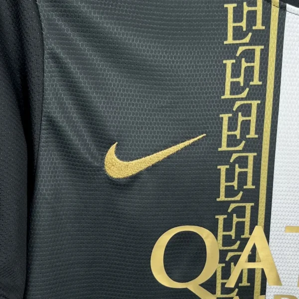 Camiseta del Paris Saint Germain 2025/26 Edición Negra y Dorada. - Image 4