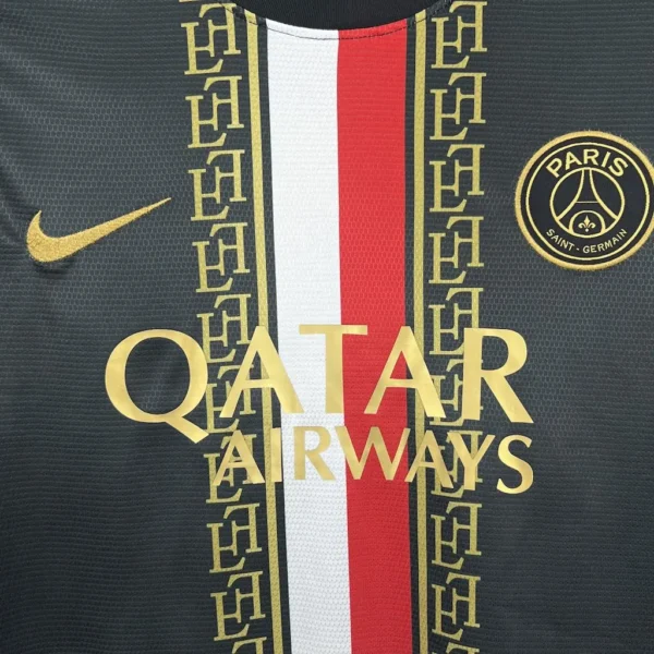 Camiseta del Paris Saint Germain 2025/26 Edición Negra y Dorada. - Image 2