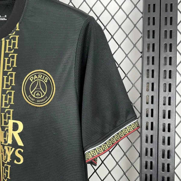 Camiseta del Paris Saint Germain 2025/26 Edición Negra y Dorada. - Image 6