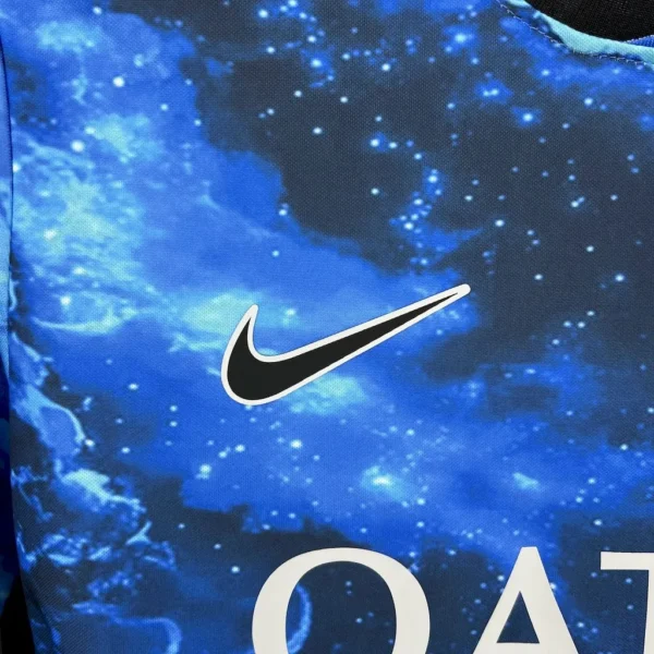 Camiseta del Paris Saint Germain 2025/26 cielo azul y nubes blancas - Image 4