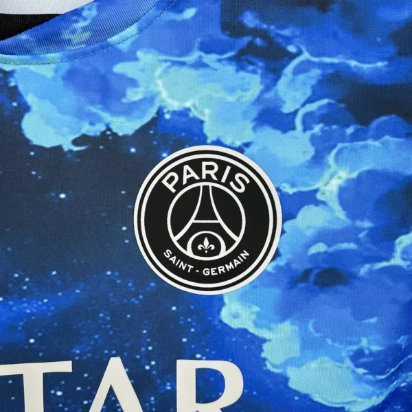 Camiseta del Paris Saint Germain 2025/26 cielo azul y nubes blancas - Image 3