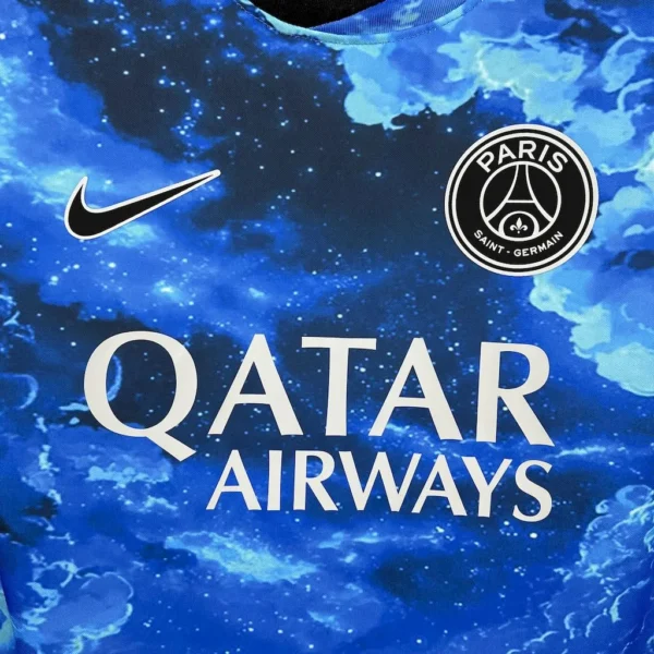 Camiseta del Paris Saint Germain 2025/26 cielo azul y nubes blancas - Image 2