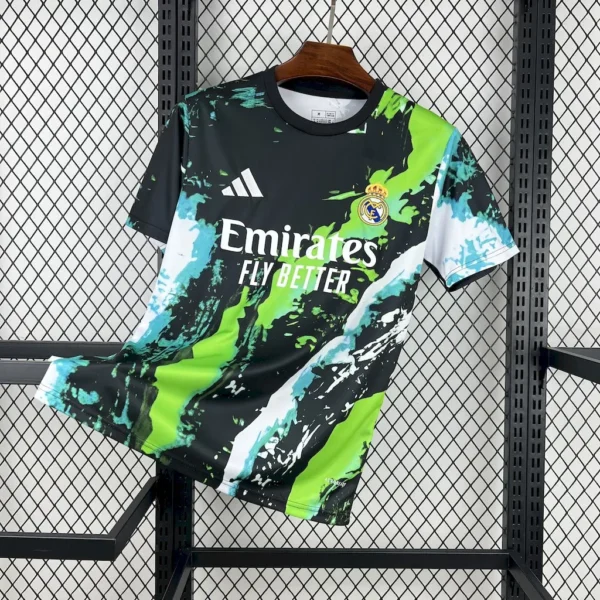 Camiseta de entrenamiento colorida del Real Madrid 2025/26
