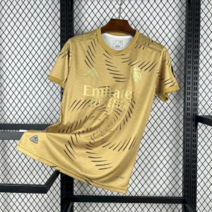 Camiseta entrenamiento dorada del Real Madrid 2025/26