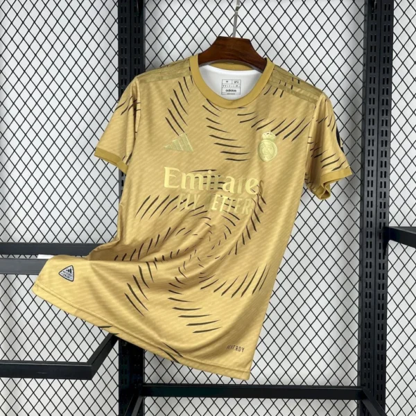 Camiseta entrenamiento dorada del Real Madrid 2025/26