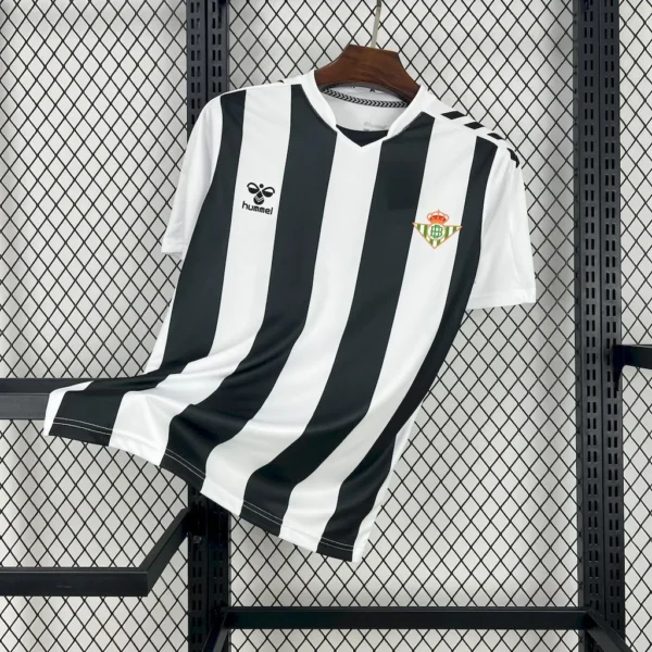 Camiseta edición especial blanco y negro del Real Betis 2025/26