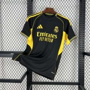 Camiseta edición especial negra con amarillo del Real Madrid 2025/26