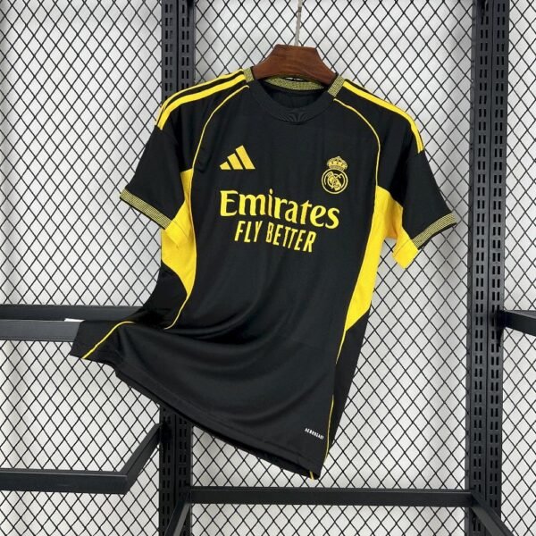 Camiseta edición especial negra con amarillo del Real Madrid 2025/26