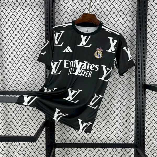 Camiseta negra Louis Vuitton Edición Conjunta del Real Madrid 2025/26