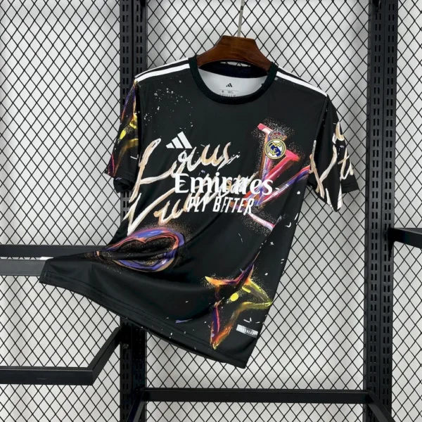 Camiseta Louis Vuitton negra y colorida del Real Madrid 2025/26