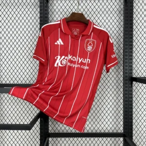 Camiseta local del Nottingham Forest 2025/26