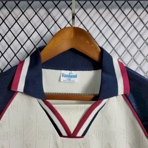 Camiseta retro de visitante del West Ham United de 1999 - Image 3