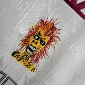 Camiseta retro de visitante del West Ham United de 1999 - Image 4