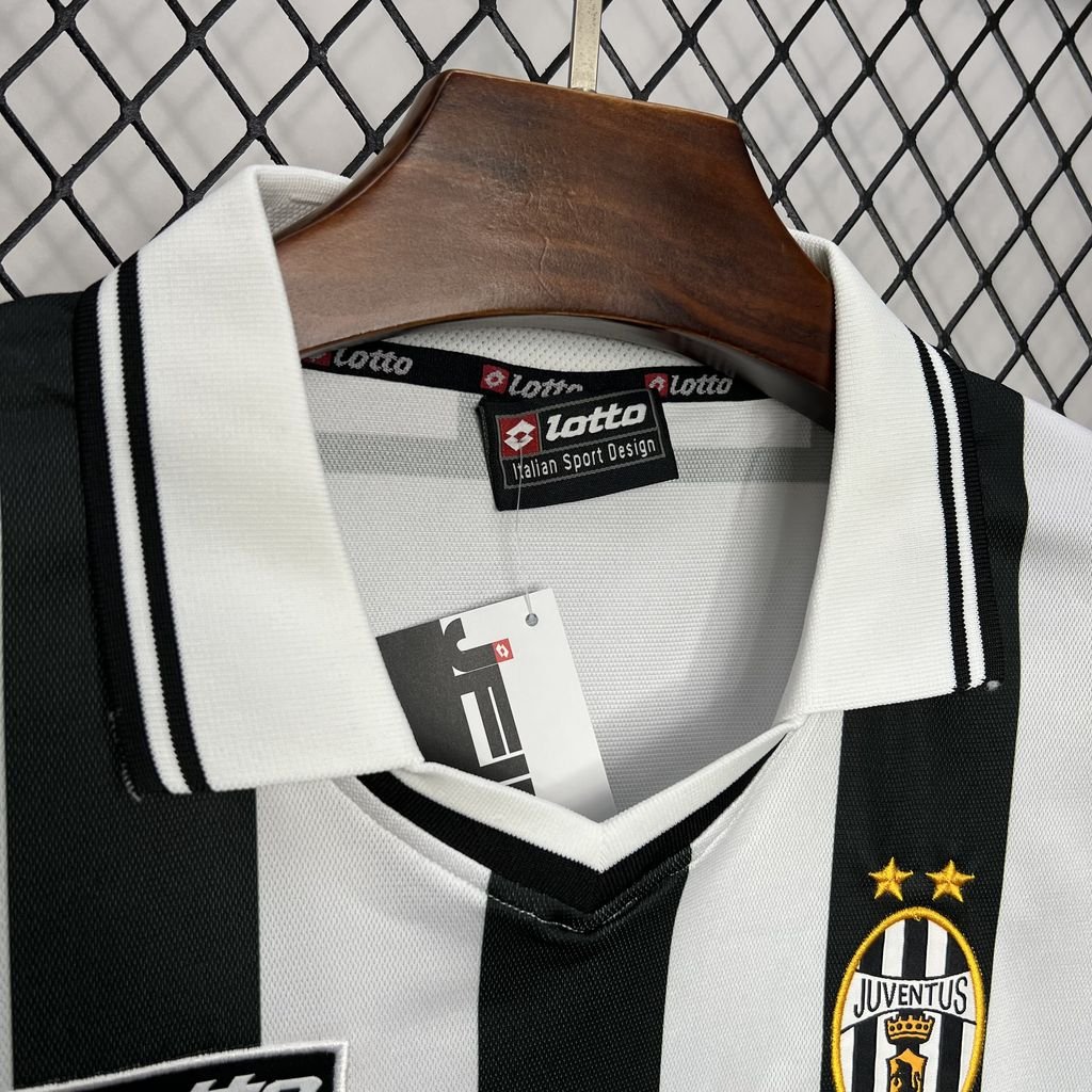 Camiseta retro de la Juventus 2001/02 local - Image 3