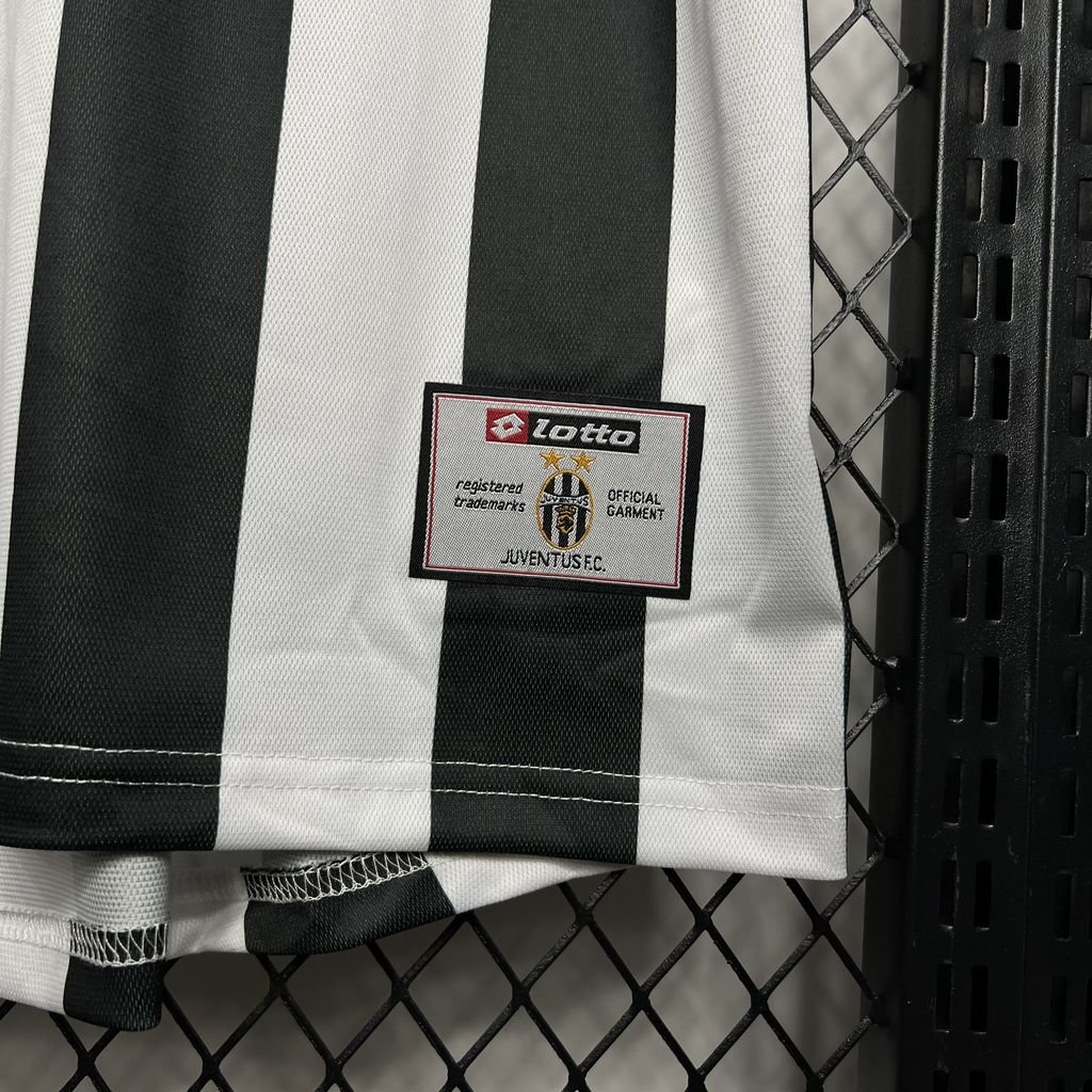 Camiseta retro de la Juventus 2001/02 local - Image 7