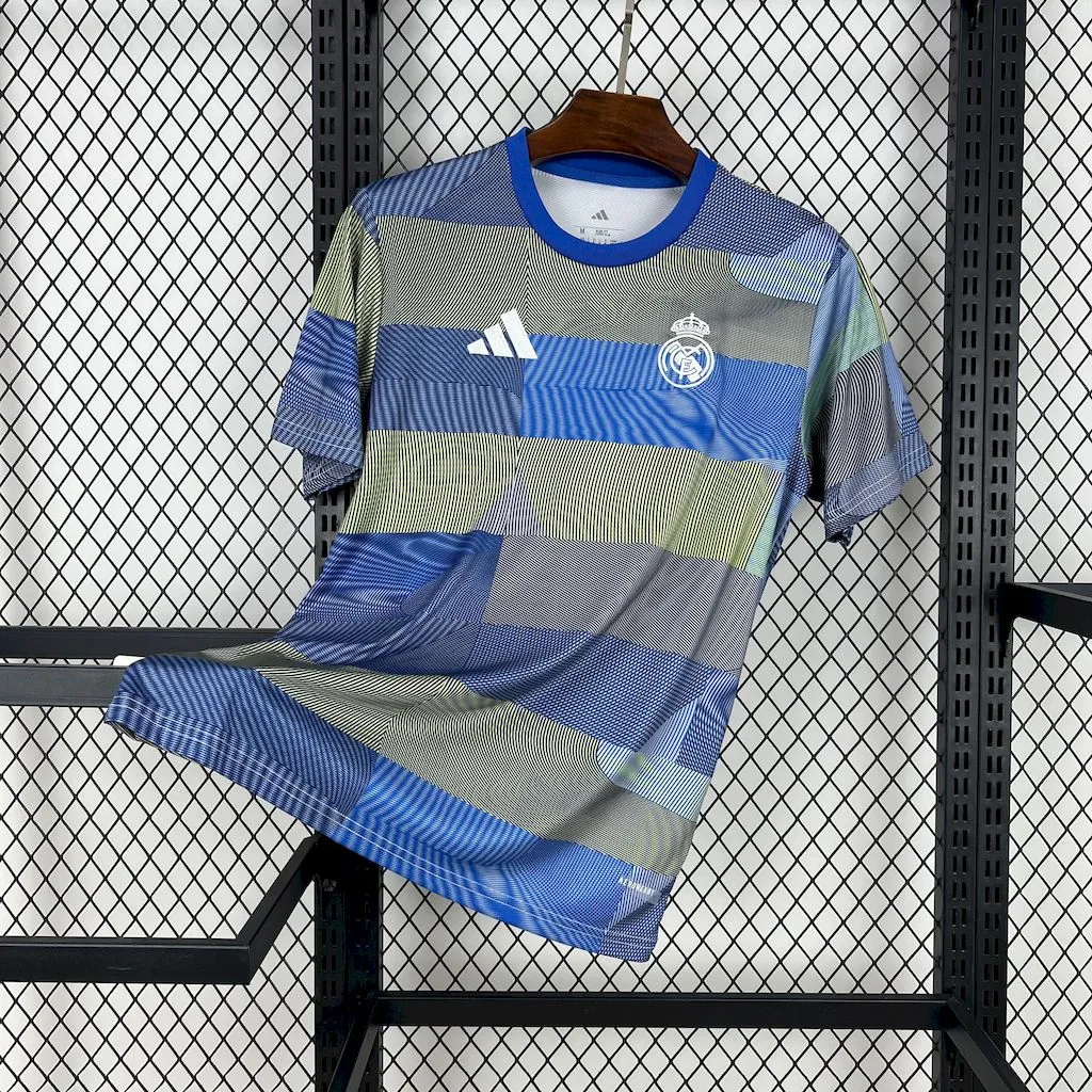 Camiseta de entrenamiento prepartido del Real Madrid 2025/26