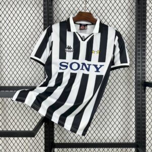 Camiseta retro de la Juventus 1996/97 local